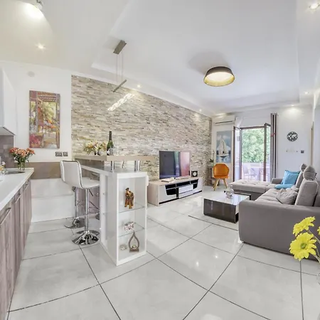 Charming House On The And Deluxe Apartment Pula
