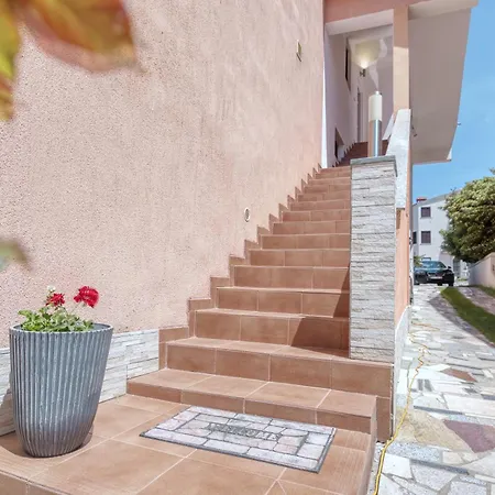 Charming House On The And Deluxe Apartment Pula