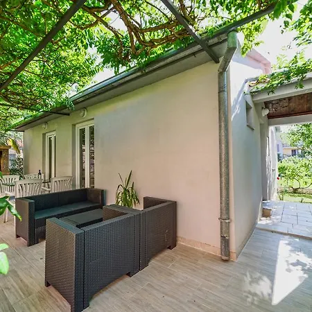 Charming House On The And Deluxe Apartment Pula