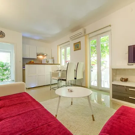 Charming House On The And Deluxe Apartment