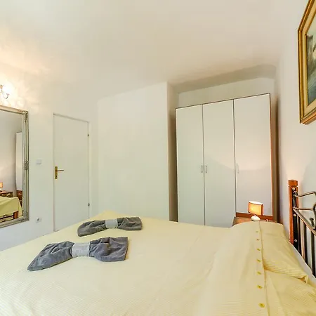 Charming House On The And Deluxe Apartman