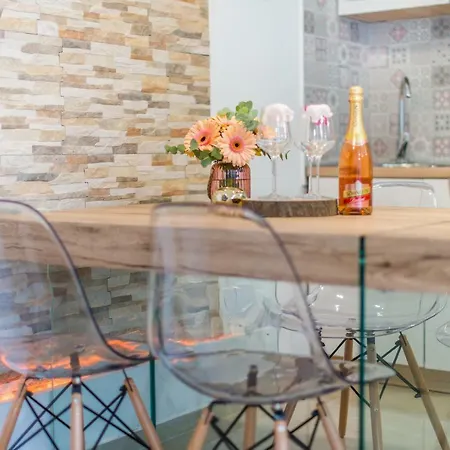 Charming House On The And Deluxe Apartman *