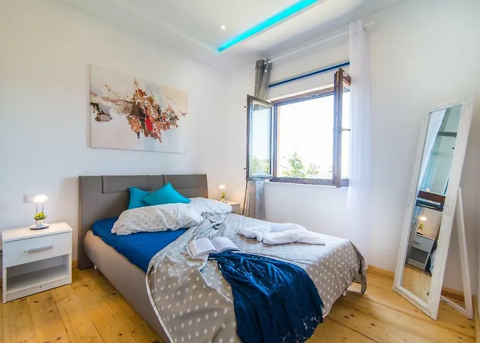 Charming House On The And Deluxe *