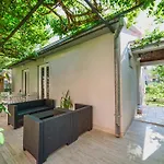 Charming House On The And Deluxe Apartment Pula