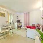 Charming House On The And Deluxe Apartment Pula