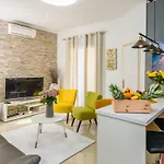 Charming House On The And Deluxe Apartment Pula