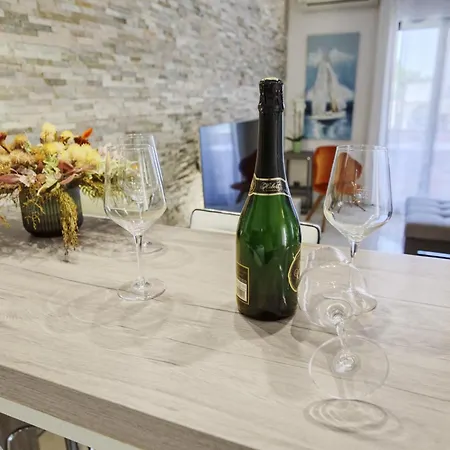 Charming House On The And Deluxe Apartament