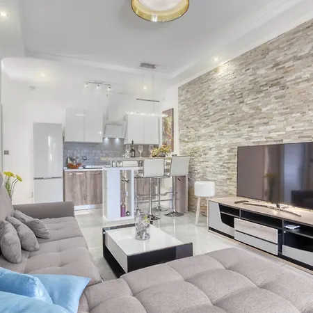 Charming House On The And Deluxe Apartament Pula