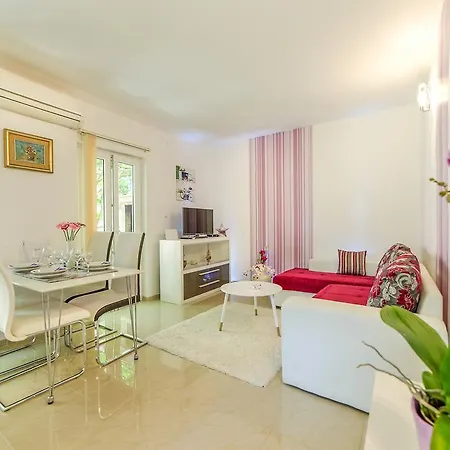 Charming House On The And Deluxe Apartment Pula