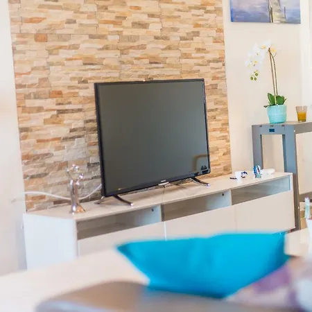 Charming House On The And Deluxe Apartment Pula