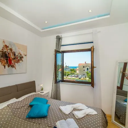 Charming House On The And Deluxe *