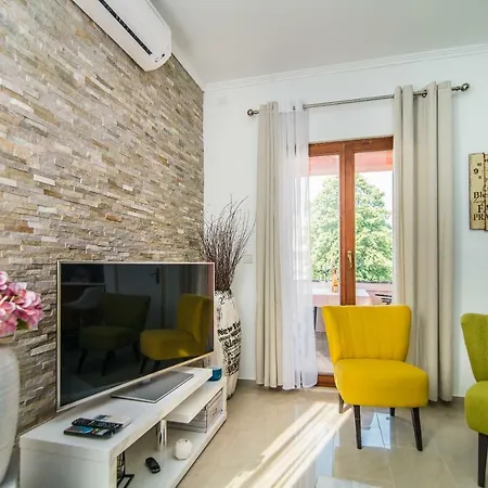 Charming House On The And Deluxe Apartament Pula