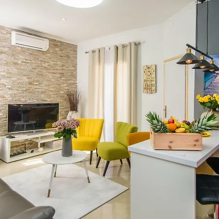 Charming House On The And Deluxe Apartment Pula